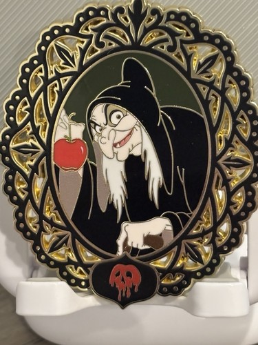 Disney palm villains spilla - villains,